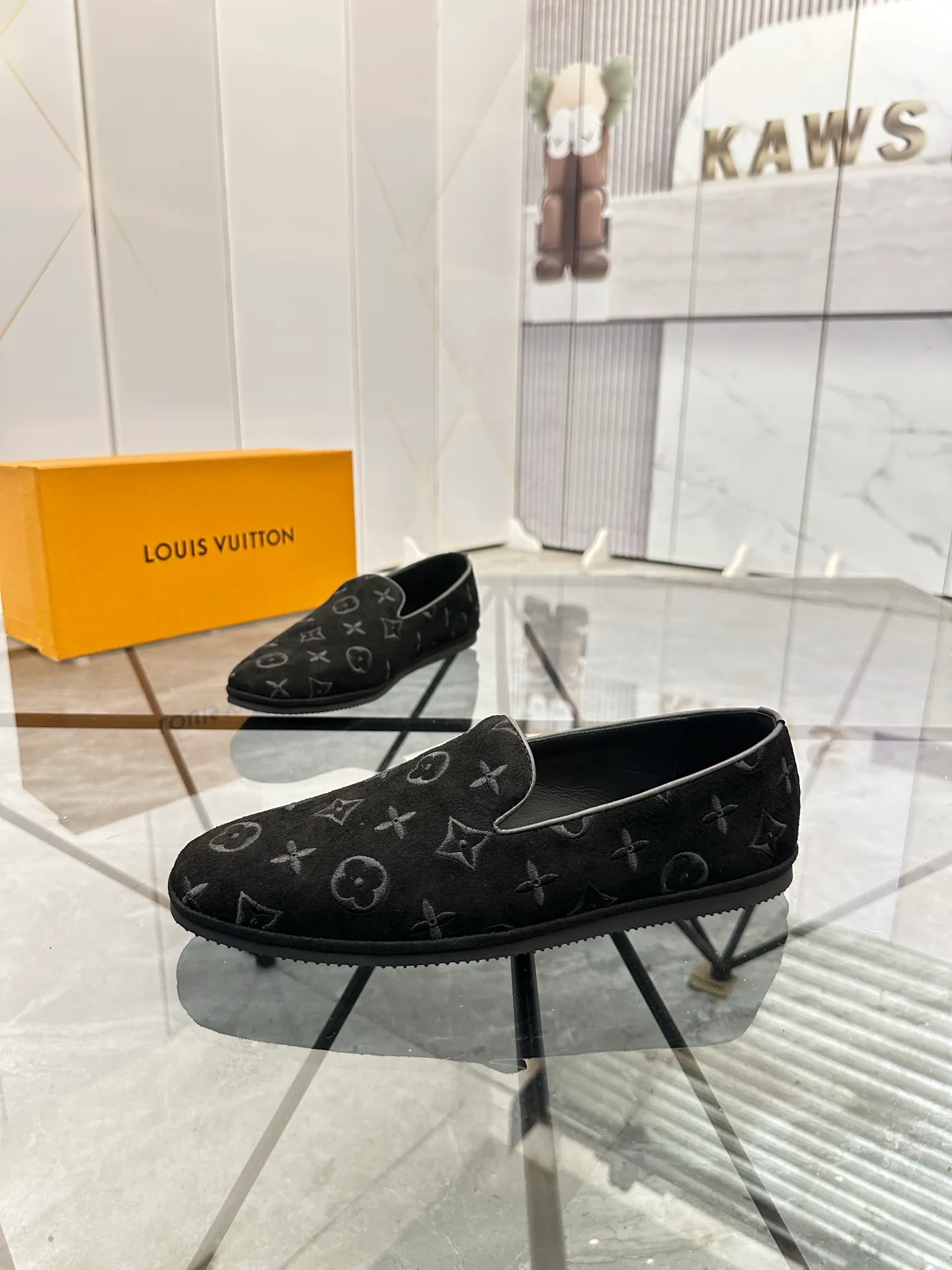 Selling men's shoes 💰: 💰P460¥ Product trademark: LV* "Louis Vuitton*" slip-on shoes, lazy shoes, regular size: 38-44. (can be customized to 45.) Product materials: imported first-layer nubuck leather upper, water-dyed cowhide lining, original outsole. No.: D301